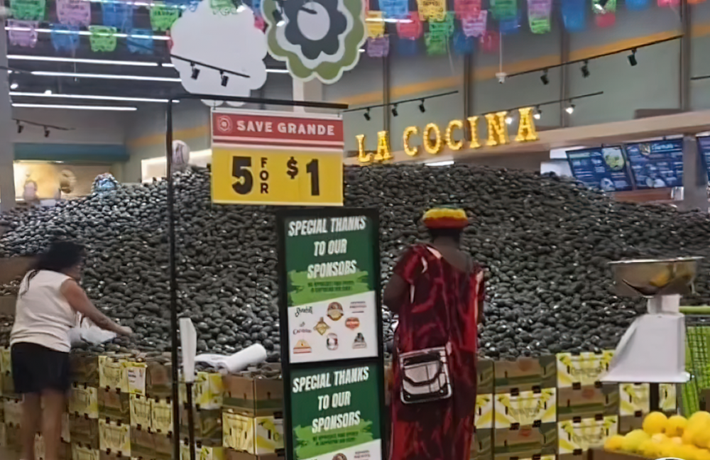 8. Продуктовый магазин в Далласе побил рекорд Гиннесса, собрав гору из более 300 000 авокадо
