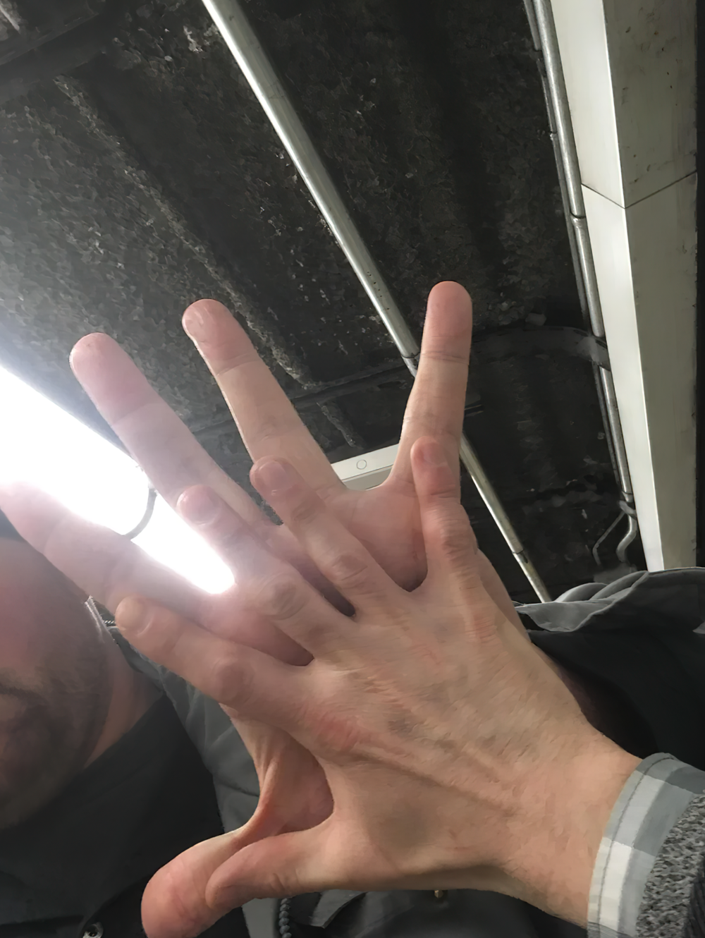 9. «Сегодня в метро я столкнулся с рекордсменом Гиннесса по самой большой руке: 13 дюймов (33,02 см) от большого пальца до мизинца, его зовут Большой Джерри»