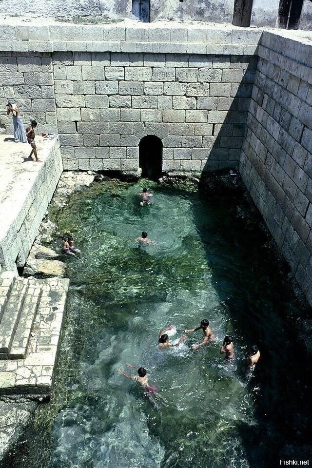 Один из трех действующих бассейнов Туниса, построенный во времена Римской Имп...