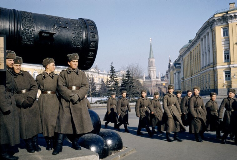 Артиллеристы в Кремле около Царь-пушки.