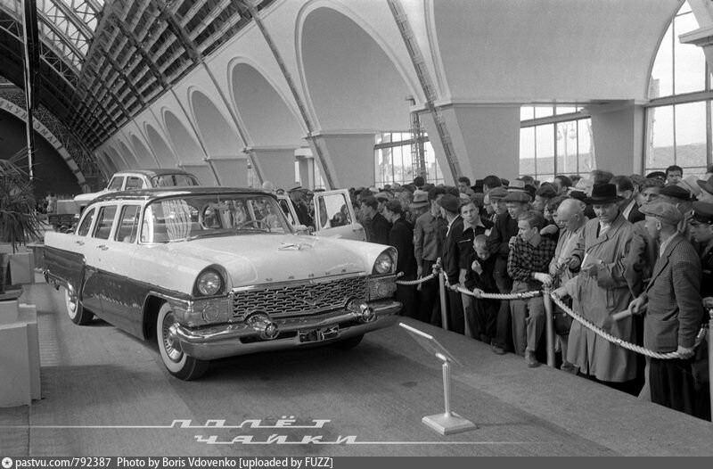 На ВСХВ в павильоне "Машиностроение" выставили новый советский лимузин - красавицу- ГАЗ-13 "Чайка".