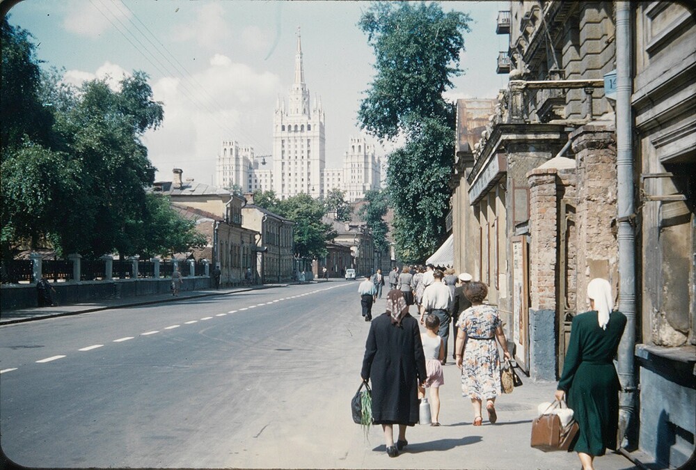 Такой была в 1958 году улица Качалова (ныне - Малая Никитская).