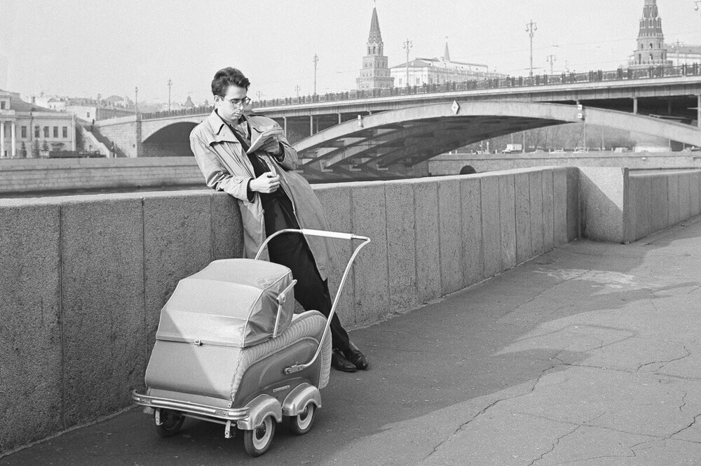 Молодой отец на стиле гуляет по Берсеневской набережной. Коляска, конечно, шик.
