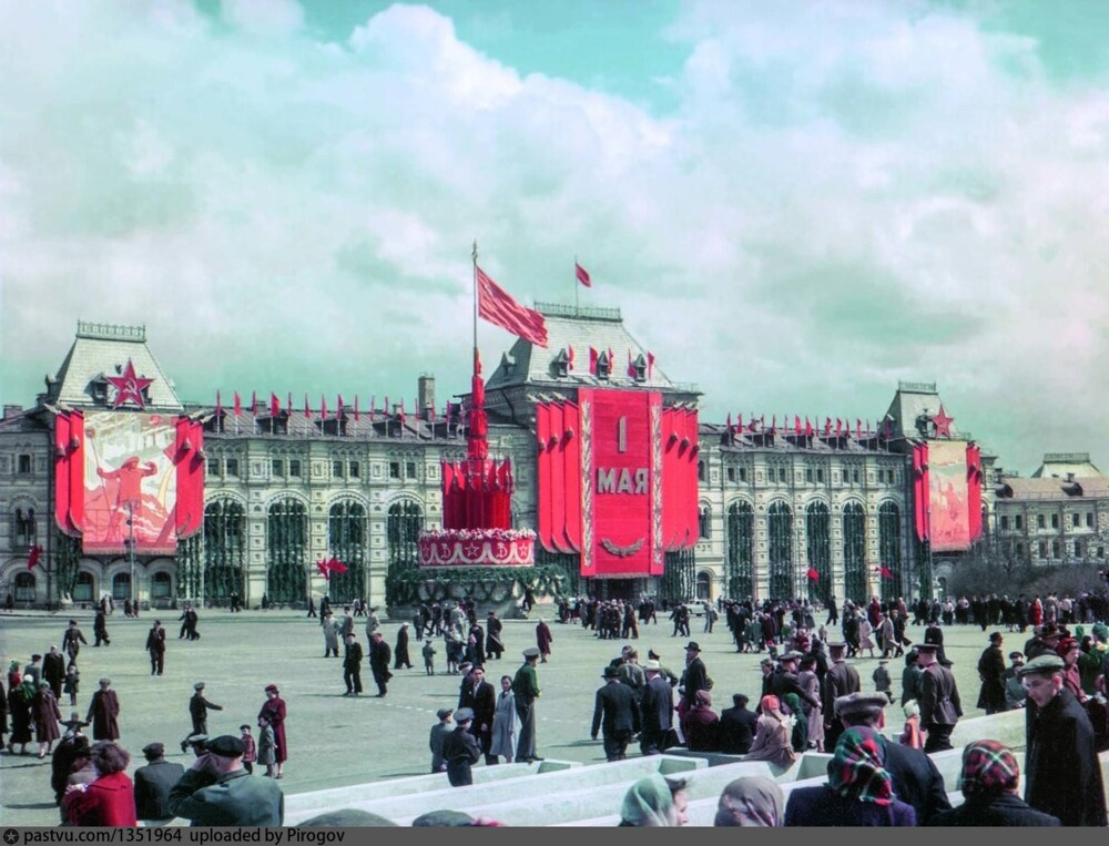 А так в 1958 году украсили Красную площадь к Первомаю.