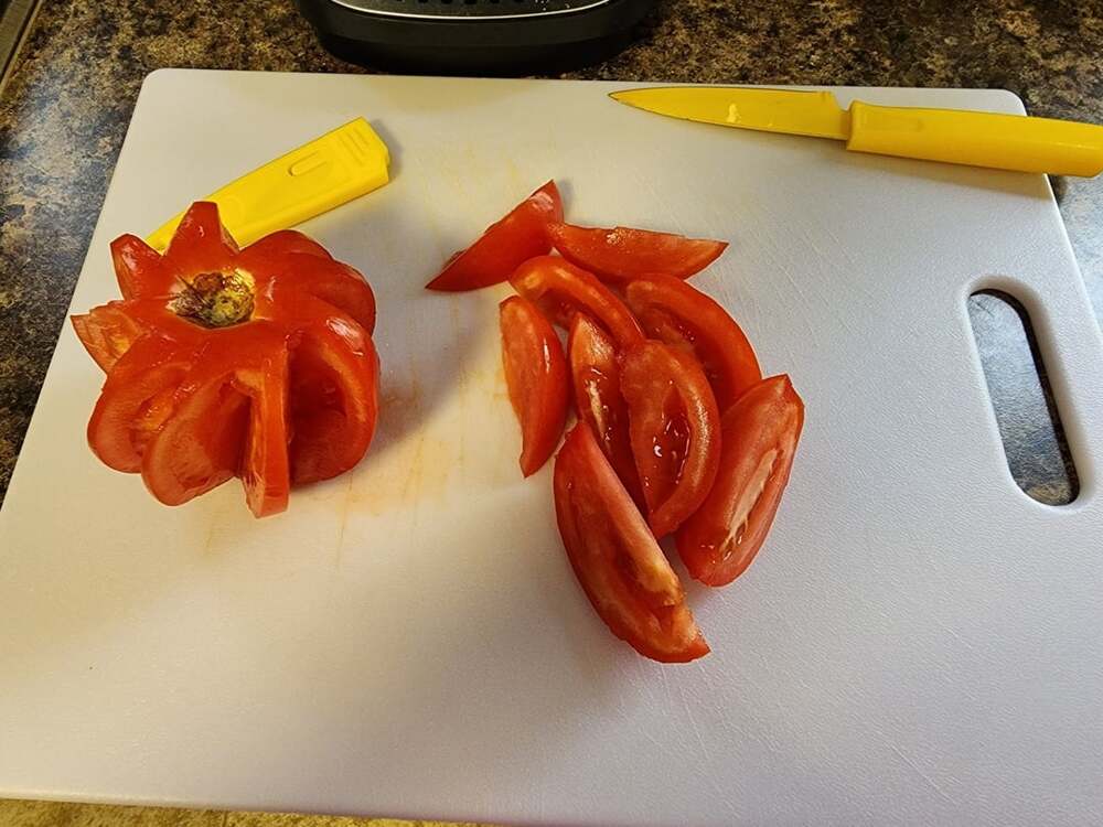 «Странная нарезка томатов от моей жены»