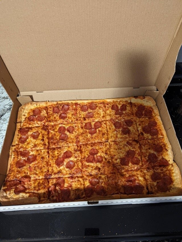 В пицце, которую мы заказали, было ровно по 3 пепперони на каждом кусочке