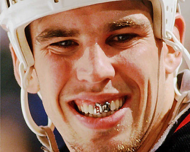 3. У канадского хоккеиста Мэттью Барнаби были серебряные зубы с эмблемой своей команды "Баффало Сейбрз" во время серии плей-офф 1997 года
