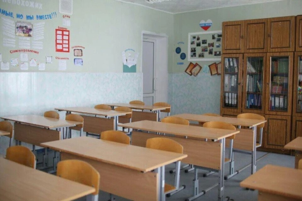 "Садись, говорю!": в Хабаровском крае учитель швырнул школьника на стул и отобрал у него телефон