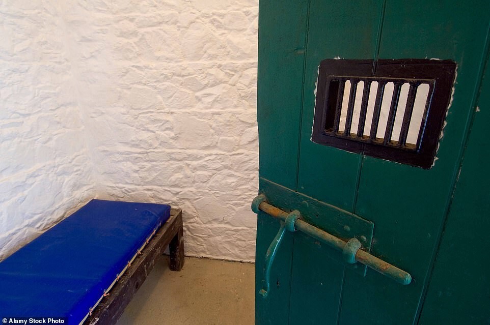 Всего две камеры: самую маленькую в мире тюрьму строили почти 20 лет