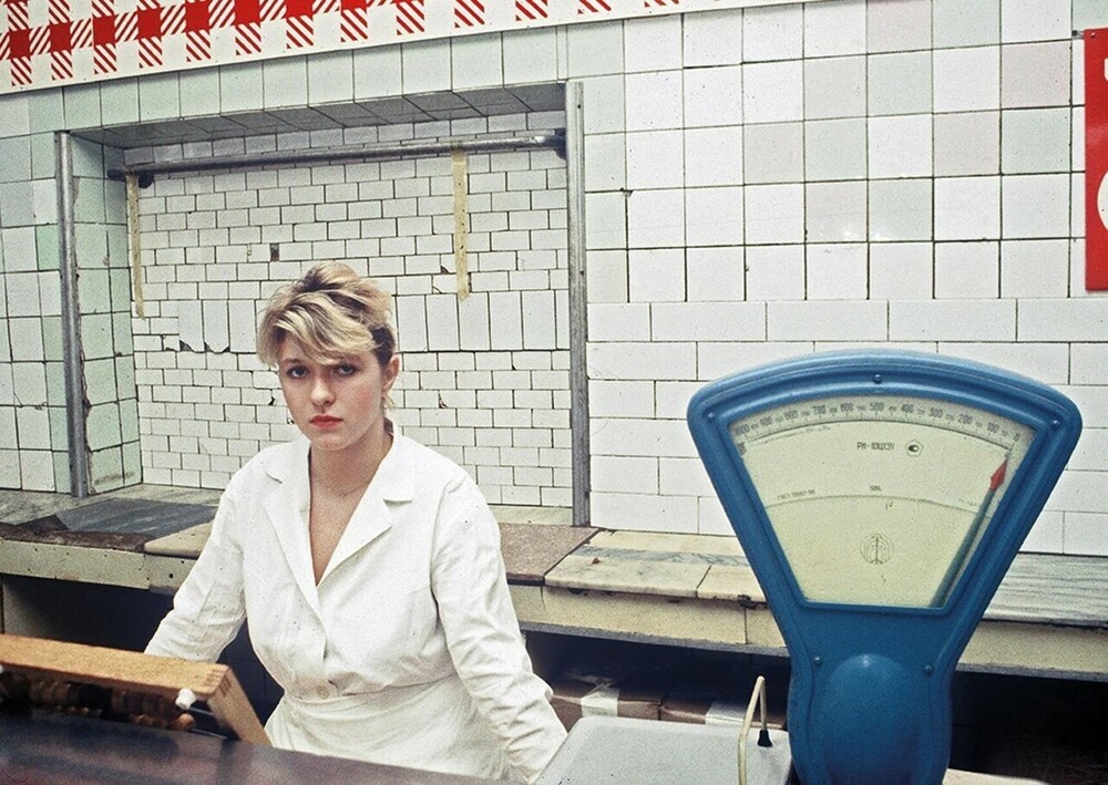 Грустная продавщица на фоне пустых полок продовольственного отдела во время товарного дефицита, Москва,  февраль 1988 года