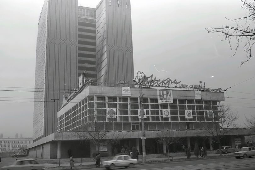 Ташкент, Узбекская ССР. Кинотеатр "Искра", аллея Парадов, 5. Открыт в 1978 году.