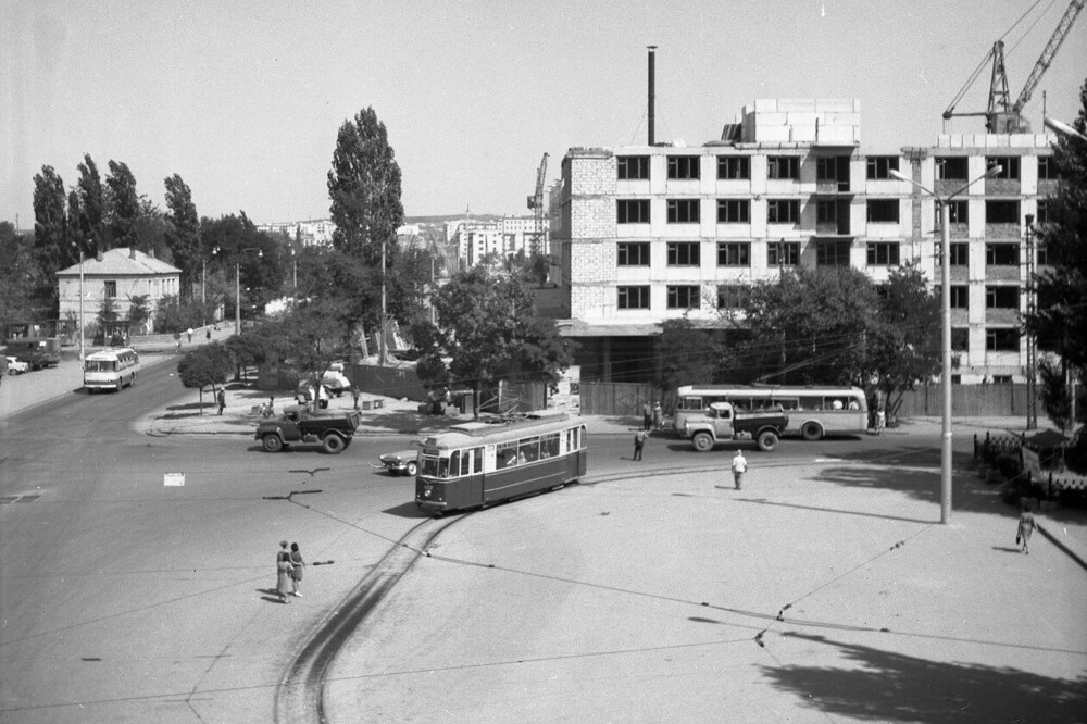 Симферопольский трамвай совсем скоро, в 1970 году, уйдёт в небытие, а пока вагончики Gotha из ГДР бодро снуют по улицам города.