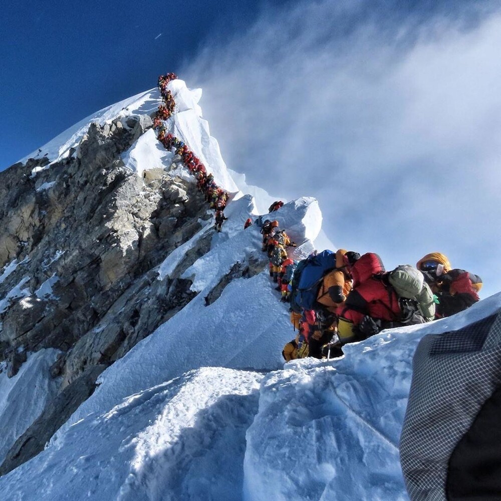 На Эвересте образовалась огромная пробка из альпинистов