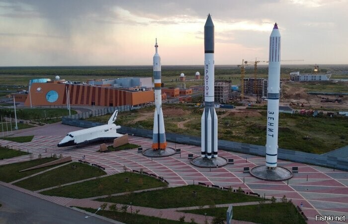 На территории Национального космического центра в столице Казахстана установл...
