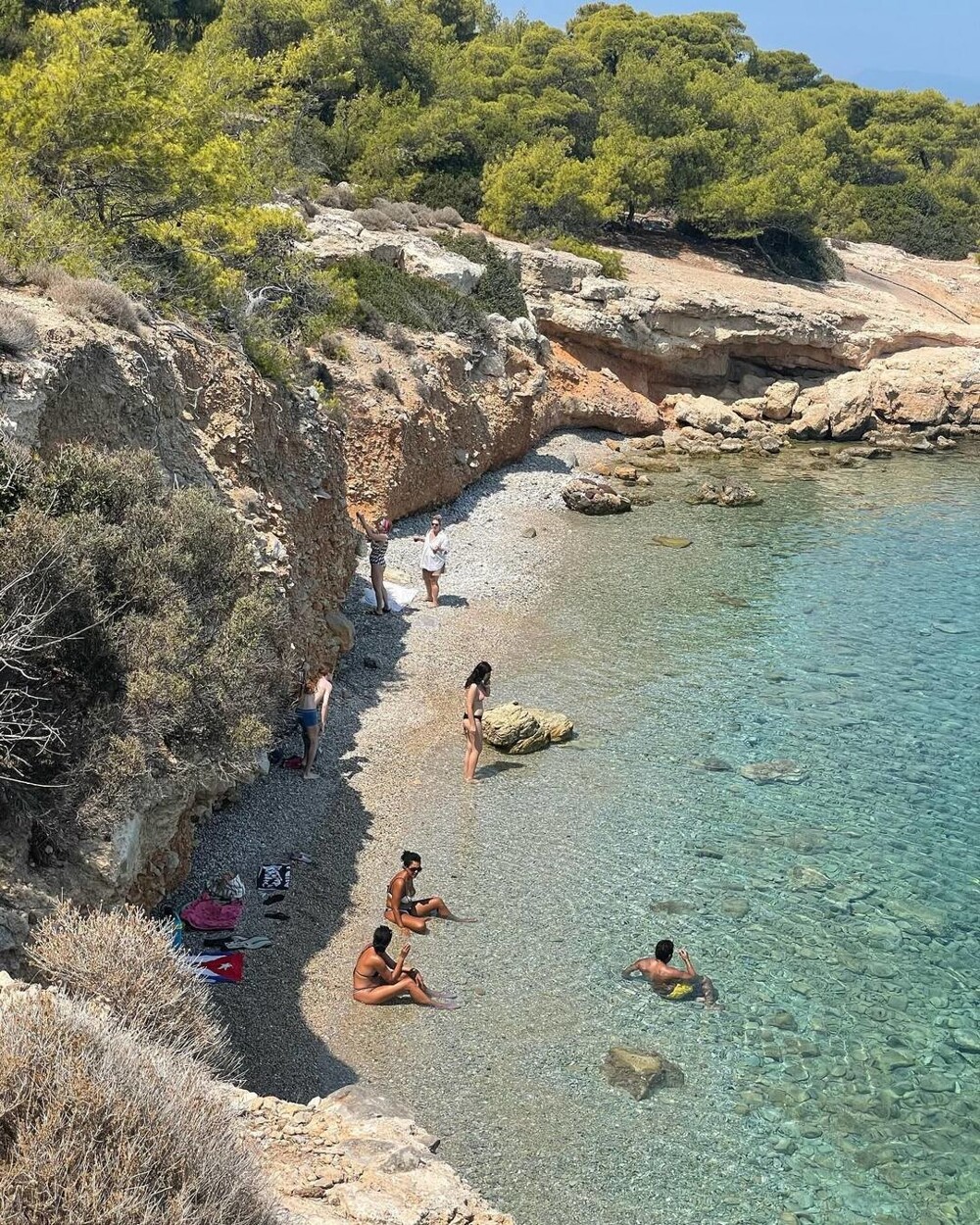Греческий остров, где никто не живет и экзотические животные свободно разгуливают по песчаным пляжам