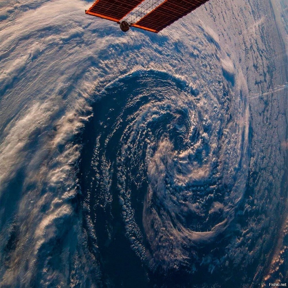 Захватывающий вид на шторм с борта МКС