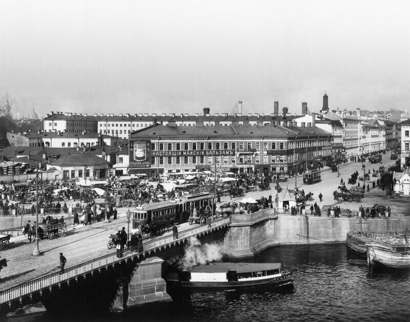 А вот такая суета творилась на Фонтанке. На фото - Обуховский мост и современный Московский проспект.