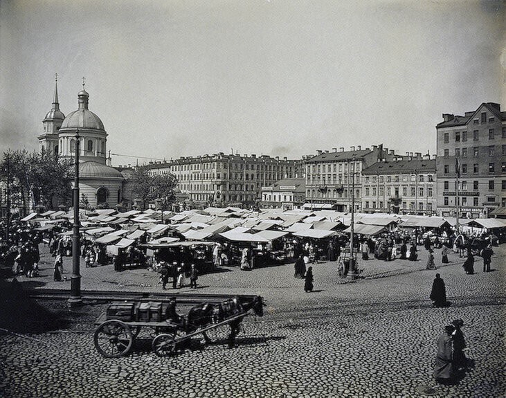 Один из главных рынков города - Покровский на Покровской площади, что в Коломне.