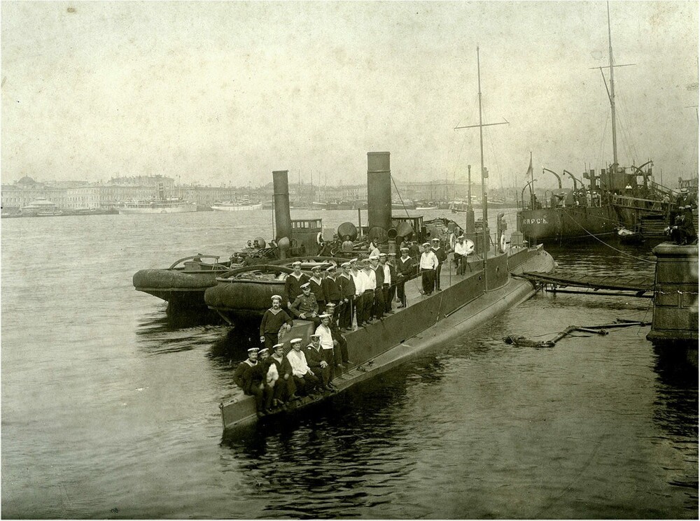 Подводная лодка «Дракон» у Нового Адмиралтейства.