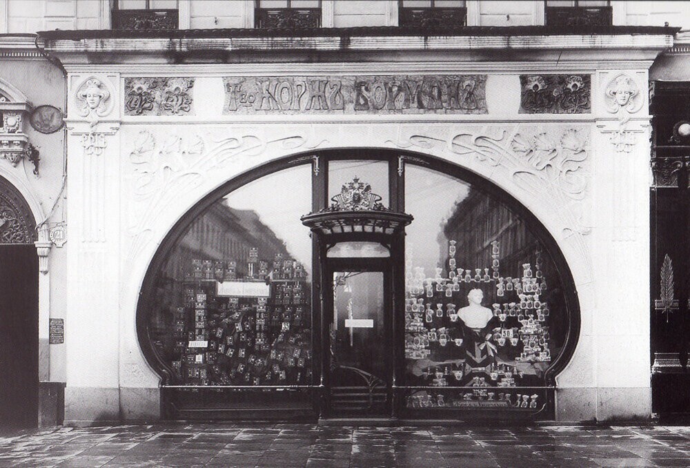 Витрина магазина товарищества «Жорж Борман» на Невском проспекте.