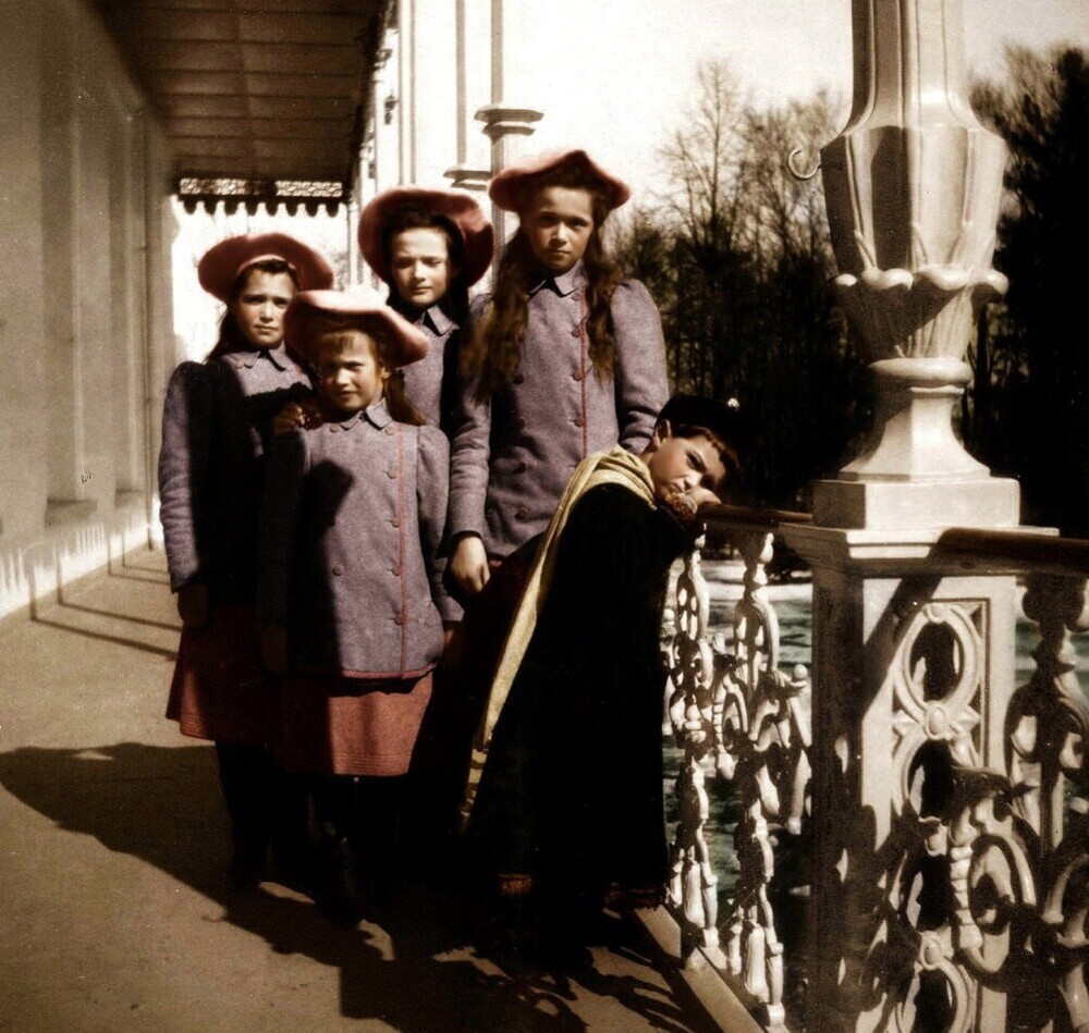 Дети Николая II на веранде Александровского дворца в Царском селе.