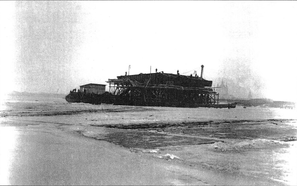 Буксировка разводной части мост Петра Великого по Неве на катамаране от Металлического завода к месту установки.