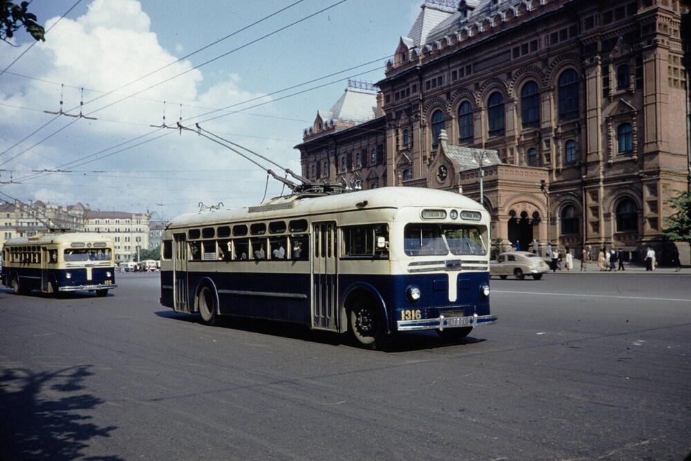 Троллейбусы МТБ-82 на площади Революции.