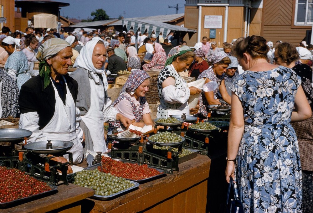 Шикарный снимок с Даниловского колхозного рынка. Крыжовничек, смородинка