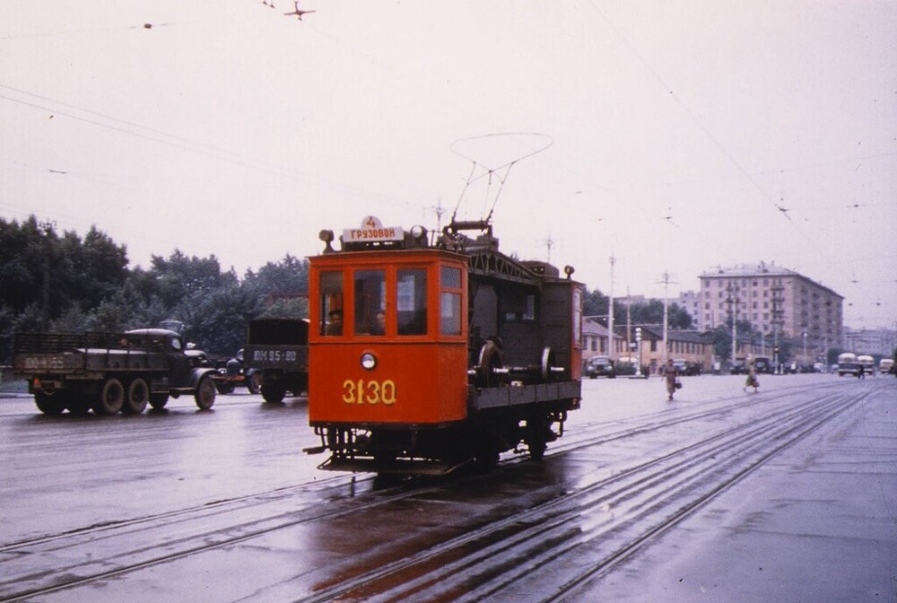 Грузовой трамвай на проспекте Мира неподалёку от станции метро "ВДНХ".