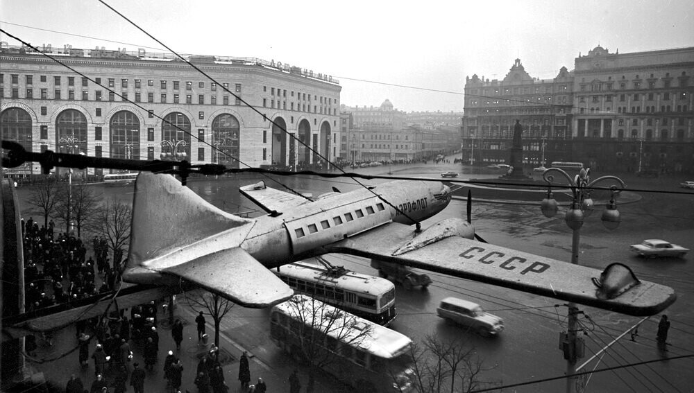На площади Дзержинского (ныне - Лубянская площадь) в те годы москвичей удивляли макетом самолёта Ил-12.