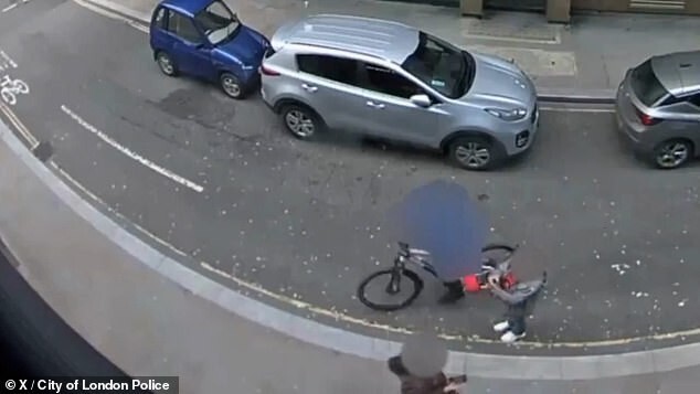 16-летний велосипедист выхватил смартфон у женщины, когда та фотографировала дочь