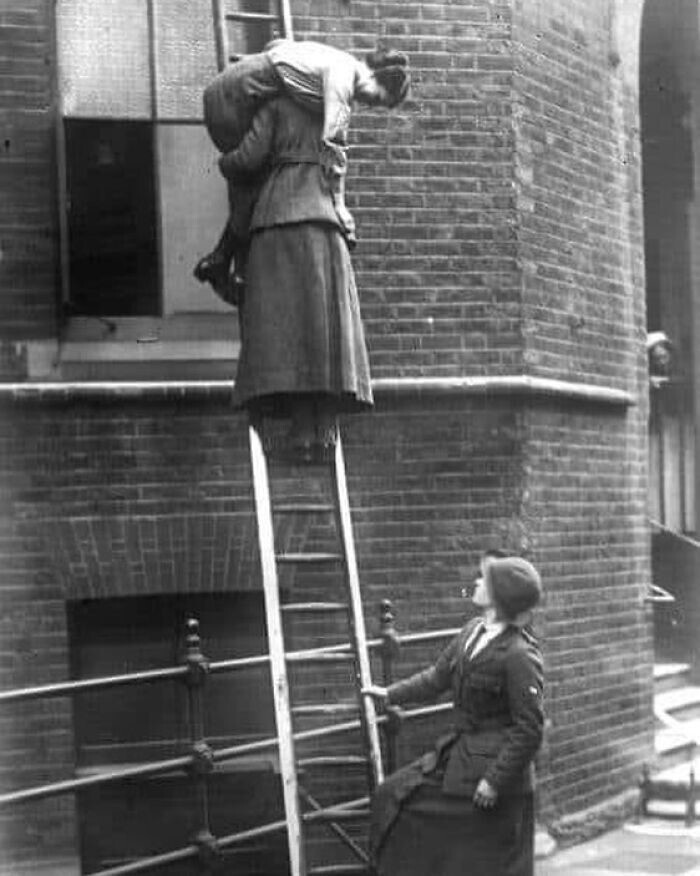 11. Женщины-пожарные в Лондоне, 1916 год