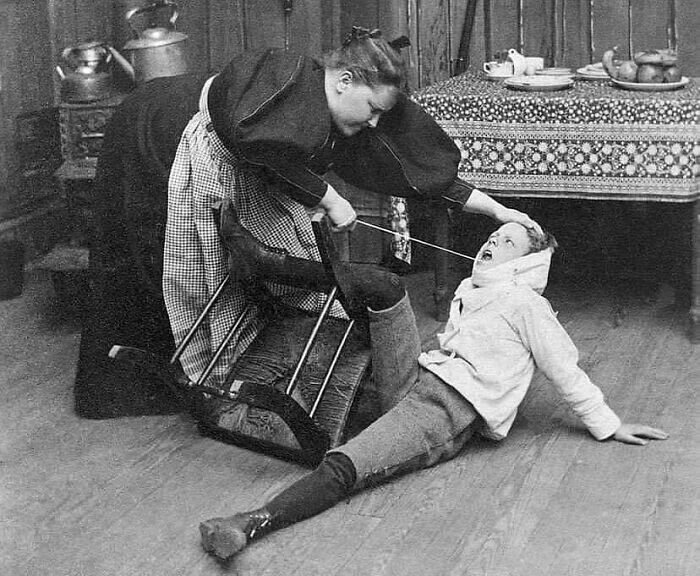 24. Мать вырывает зуб своему сыну, Нью-Йорк, 1897 год