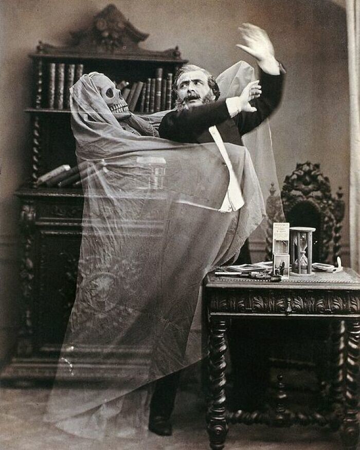 1. Снимок французского иллюзиониста Анри Робина с "привидением" в двойной экспозиции, 1863 год