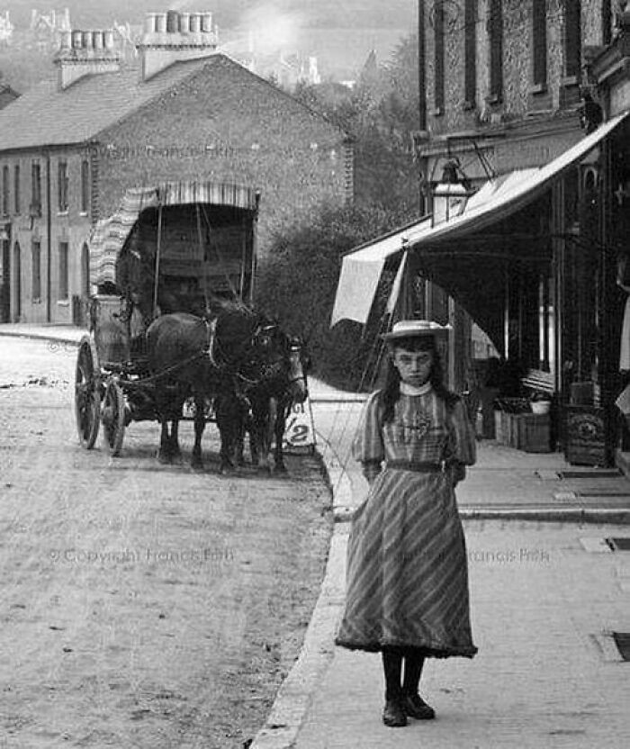 27. Девушка на улицах Катерхема, Англия, 1894 год
