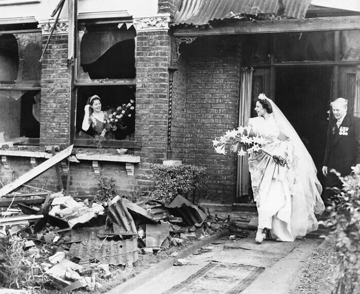 3. Невеста покидает недавно разбомбленный дом в Лондоне, 4 ноября 1940 года