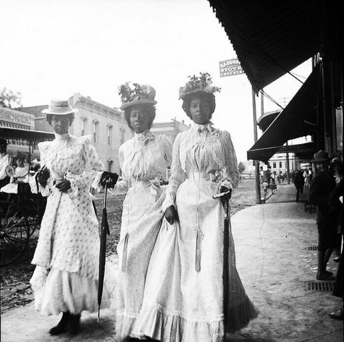 8. Три женщины на улицах города Маршалл, Техас, США, 1899 год