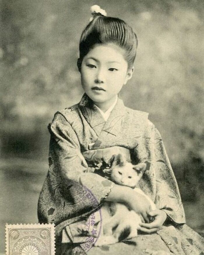 7. Японская открытка с изображением женщины с котёнком, 1907 год