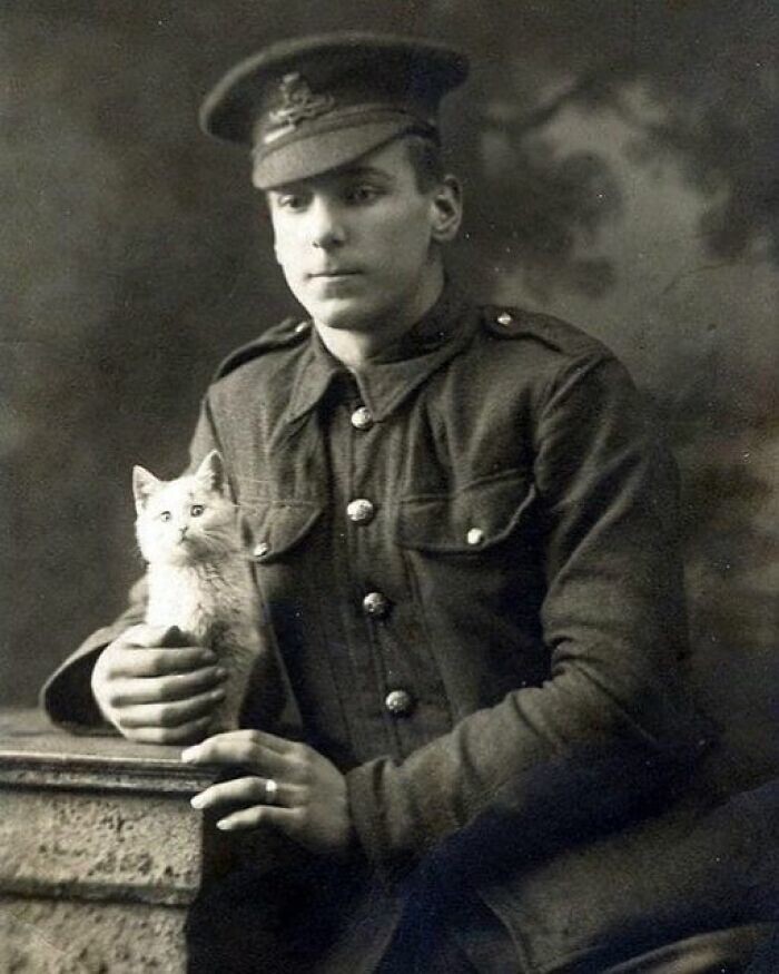 5. Солдат Первой мировой войны со своим маленьким другом