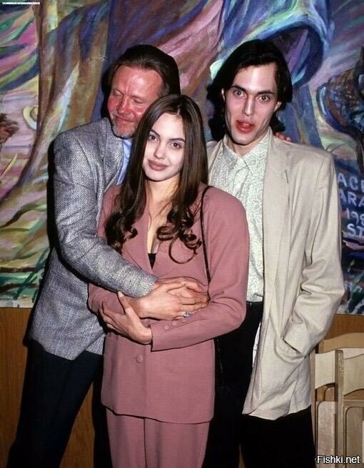20-летняя Анджелина Джоли с отцом и старшим братом Джеймсом Хайвеном, 1995 г