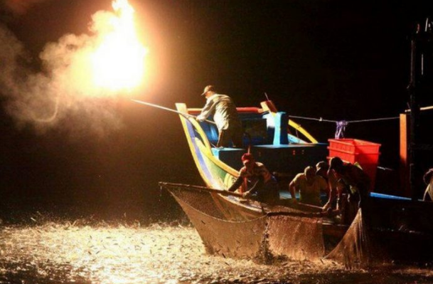 Опасная рыбалка на огонь: умирающая традиция Азии