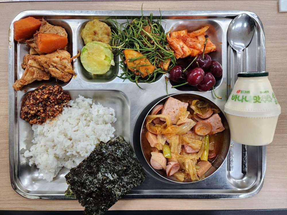 Мой корейский школьный обед из острой тушеной курицы, тушёной ветчины, колбасы и различных гарниров