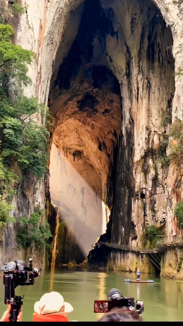 Огромная арка, расположенная на реке Гету (Китай), в которую пробивается мощн... 