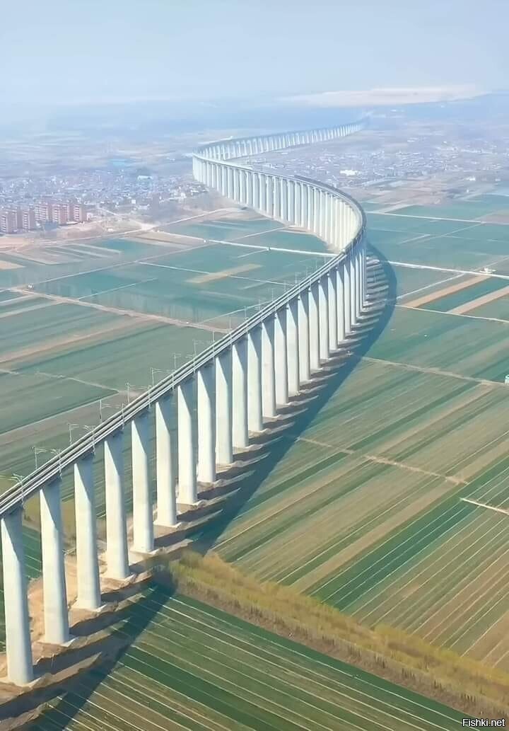 Железнодорожный виадук Фенхэ Менхуа в Китае имеет длину 7980 метров с 216 опо...