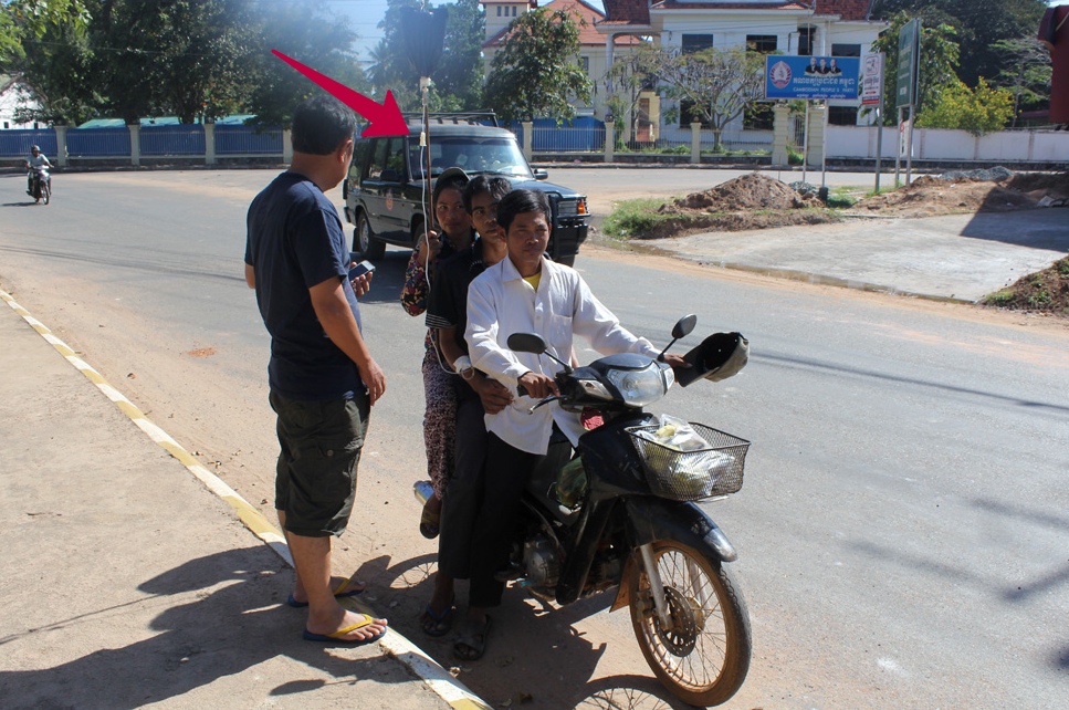 Как в Камбодже сходят с ума по капельницам на мотоцикле