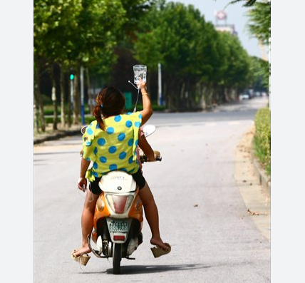 Как в Камбодже сходят с ума по капельницам на мотоцикле