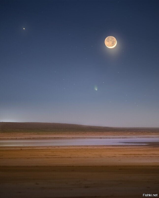 Луна, Юпитер и комета Понса-Брукса над соленым озером в Астраханской области