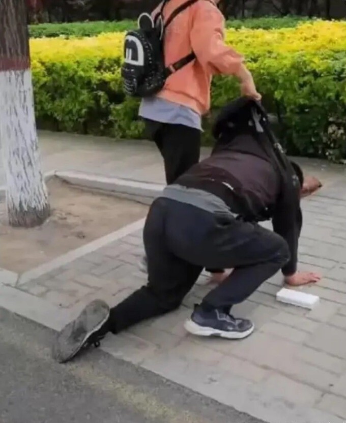 В Китае отец встал на колени перед дочерью, за то, что не может купить ей iPhone