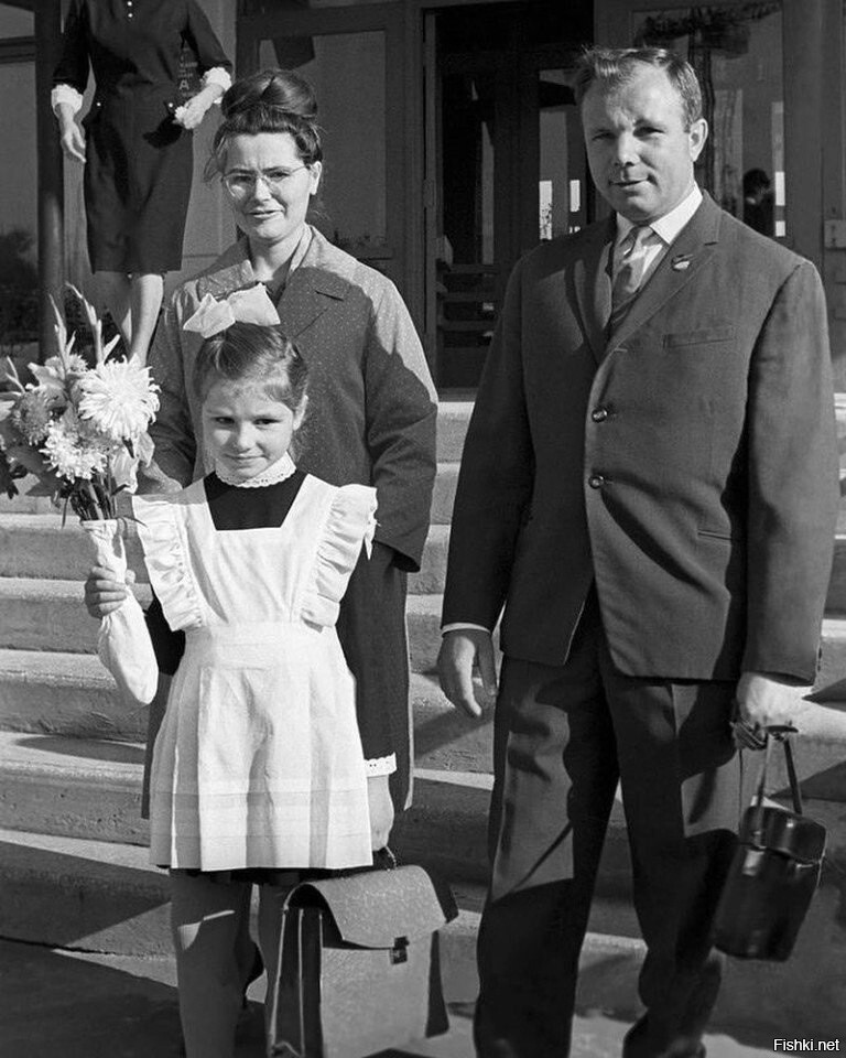 Юрий Гагарин с женой и дочерью