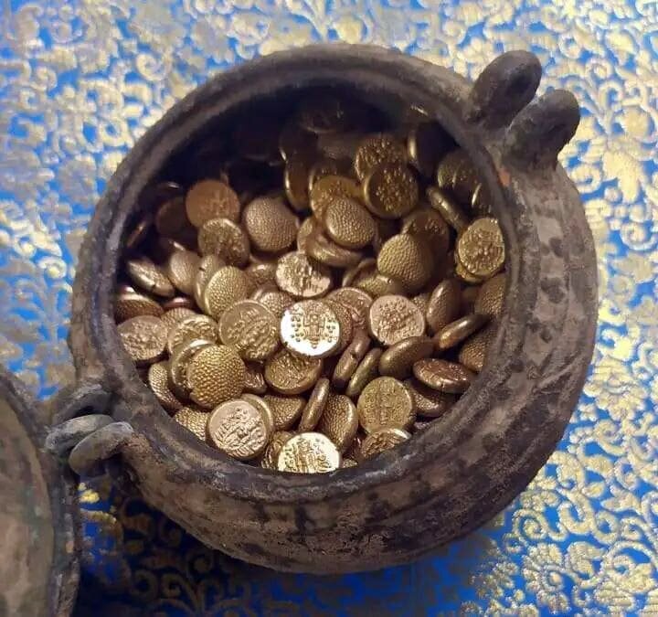 505 золотых монет, найденных в латунном горшке во время раскопок в храме Джамбукешварар